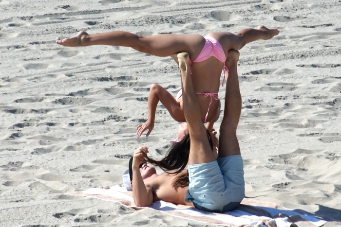 Handed hands to the girl on the beach
