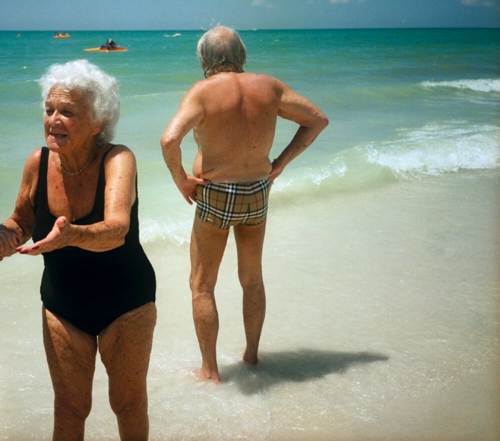 The old people sunbathe