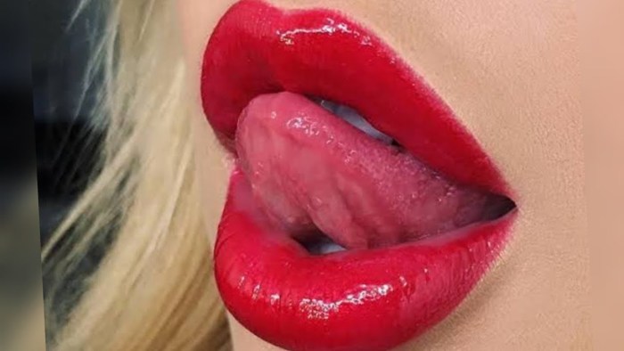 Blowjobs with bright lipstick