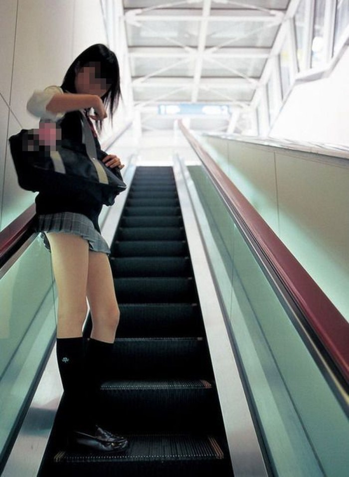 Under the skirt of women on the street