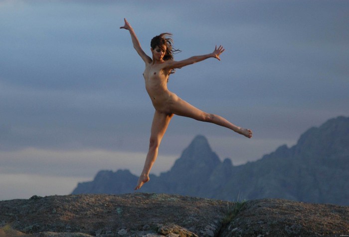 Naked jumps on a rope