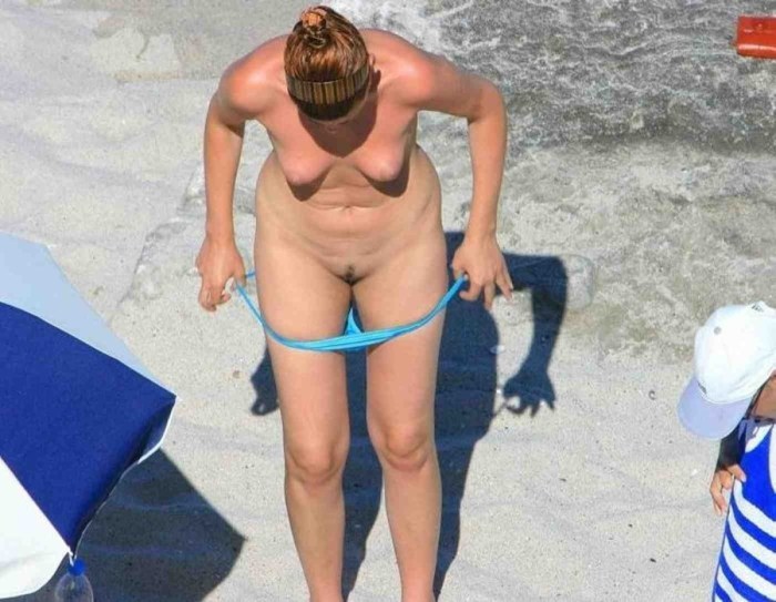 Naked women on the beach spied