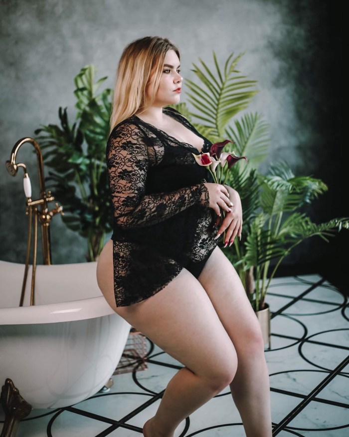 Naked women with powerful thighs