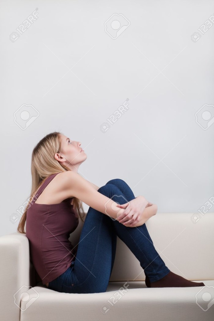 The girl pursed her knees