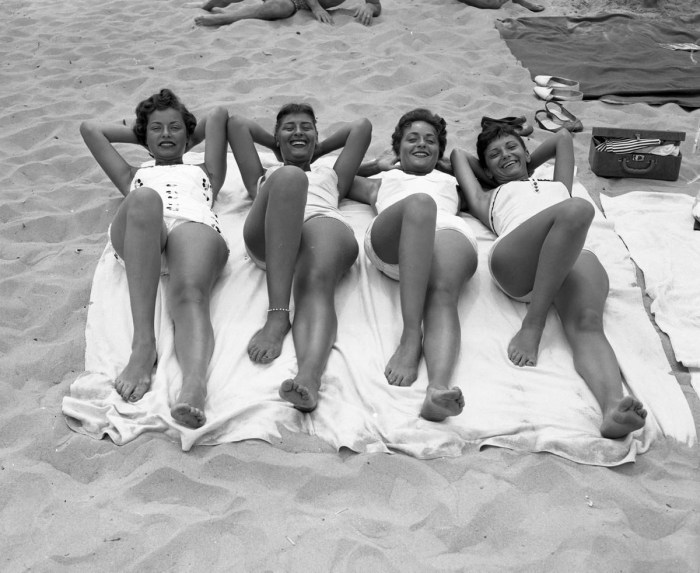 Retro girls nudist