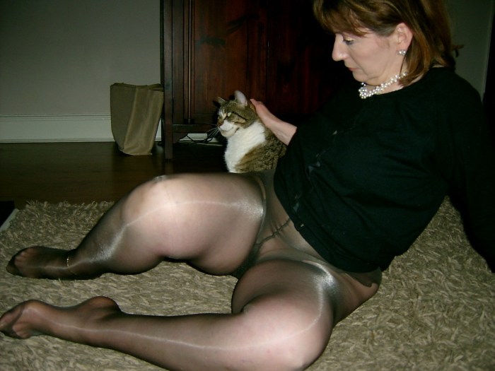 Melisa Mendini in seamless tights