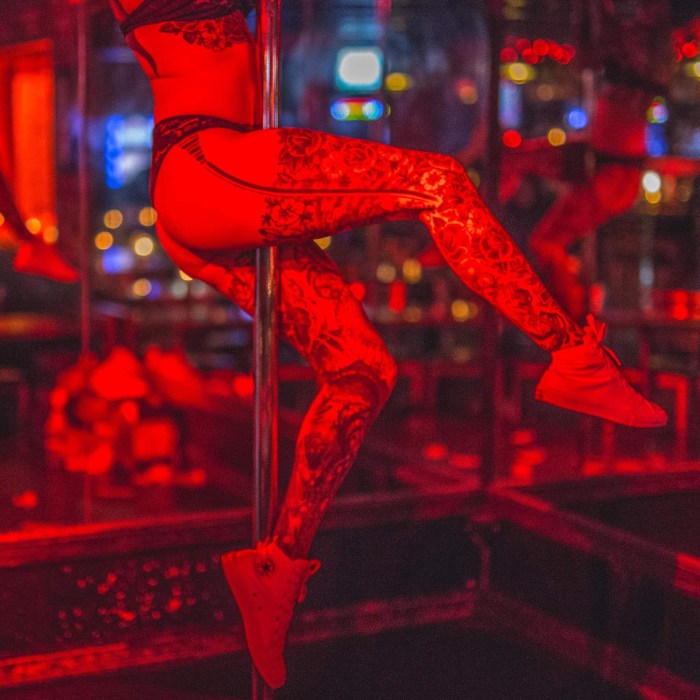 Sit on pole drawing