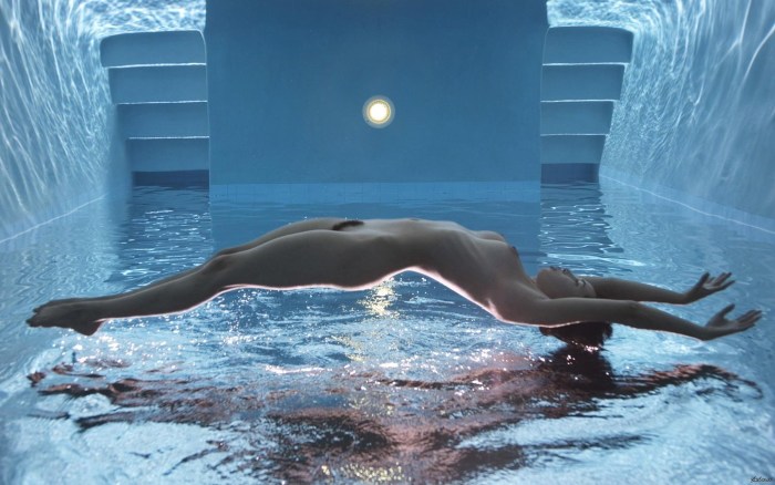 Naked pussy in the pool