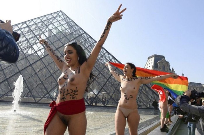 Naked Muslim women