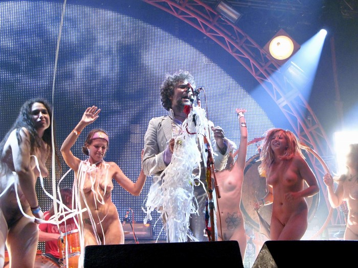Amanda Palmer striptease