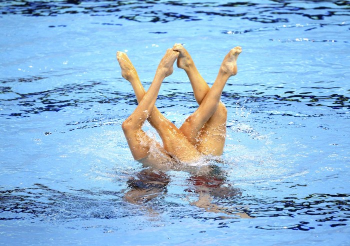 Synchronous swimming screen
