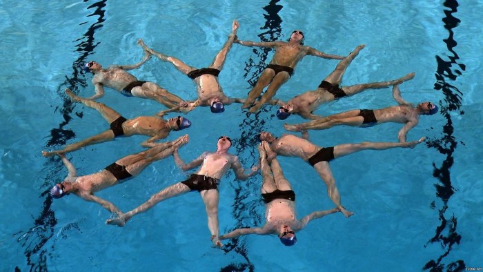 Synchronous swimming synchronizers