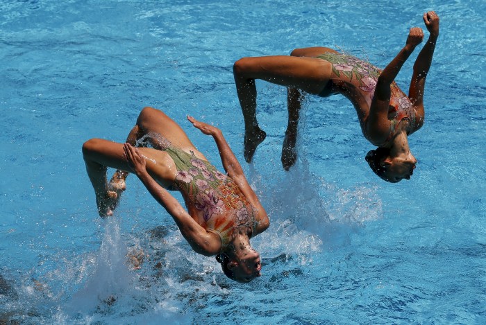 Beautiful support in synchronous swimming