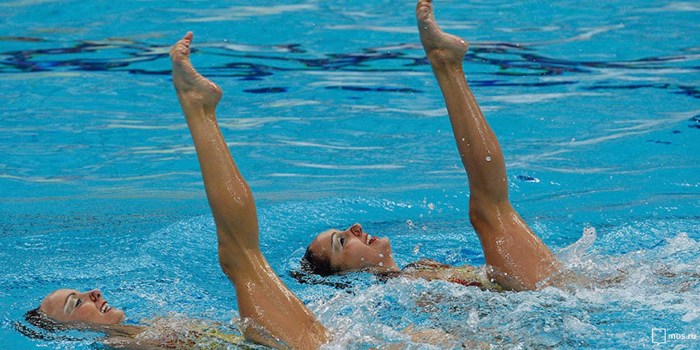 Synchronous swimming of a woman
