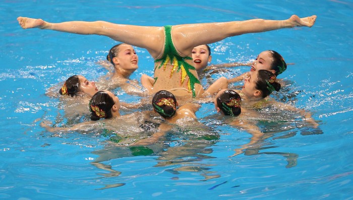 The feet of synchronists