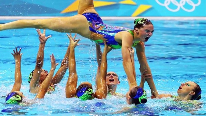 Synchronous swimming circle
