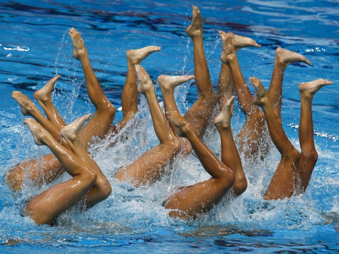 Synchronists under water with open eyes