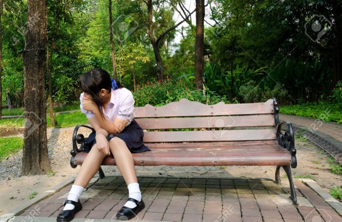 The girl pisses on the bench