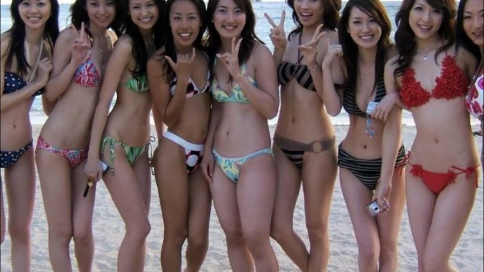 Filipino girls on the beach