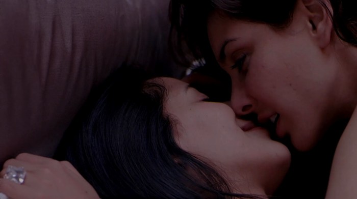 Lisa Ray Kiss