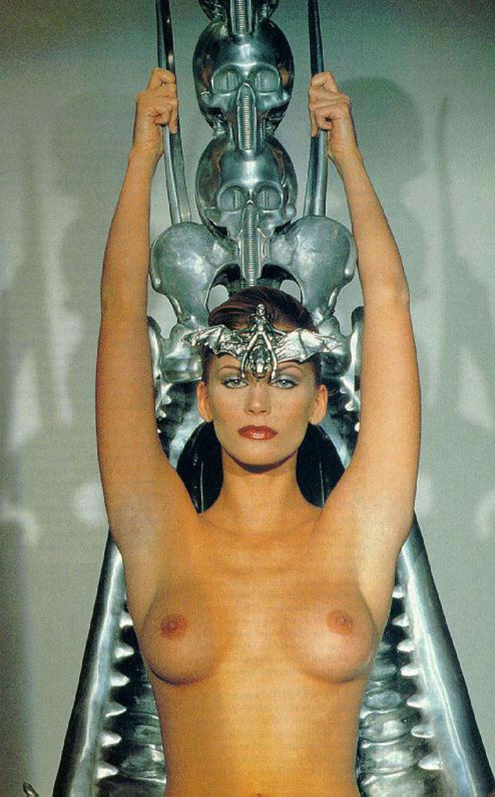 Natasha Henstrida 18 +
