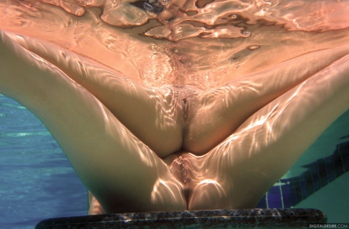 Naked synchronists in water