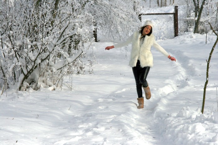 The girl goes in winter