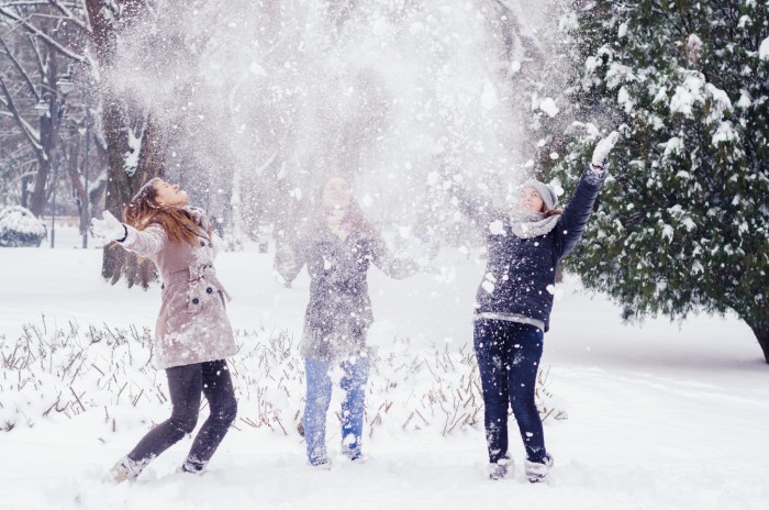 The girl throws a snowball
