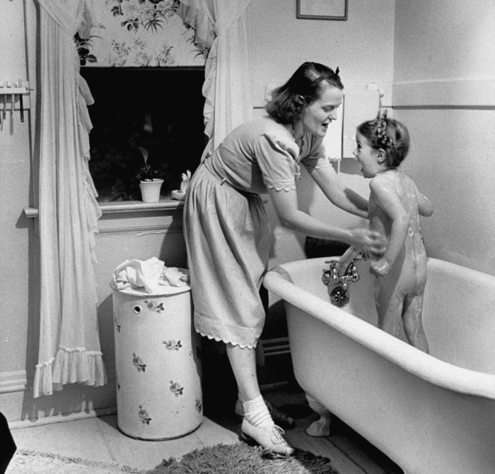 Retro women with boys