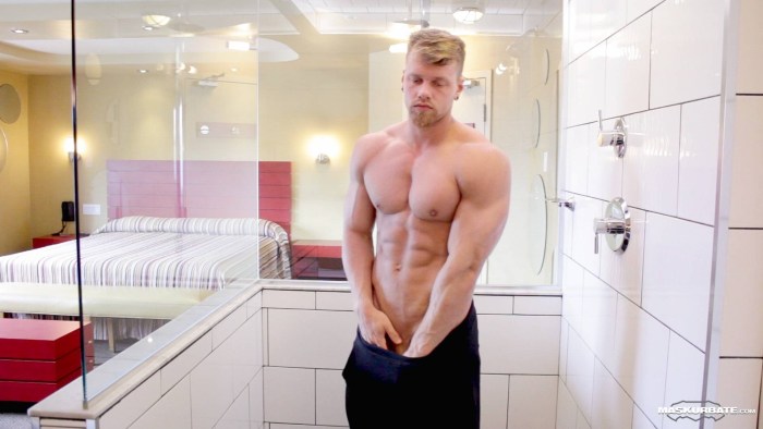 Maskurbate Brad Showing Off His Huge Muscles and Dick! Naked cock