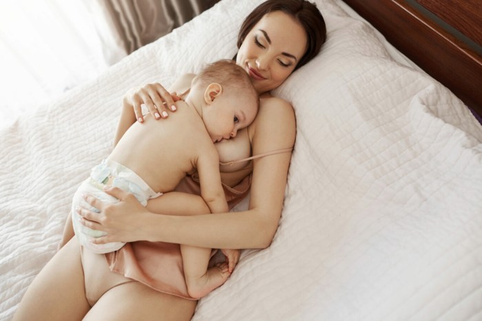 Mom and daughter in bed naked