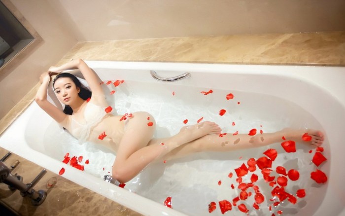 Photo shoot in the bathroom without clothes