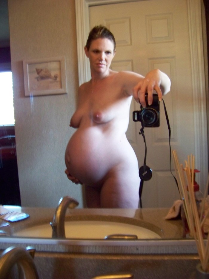 Naked pregnant amateur
