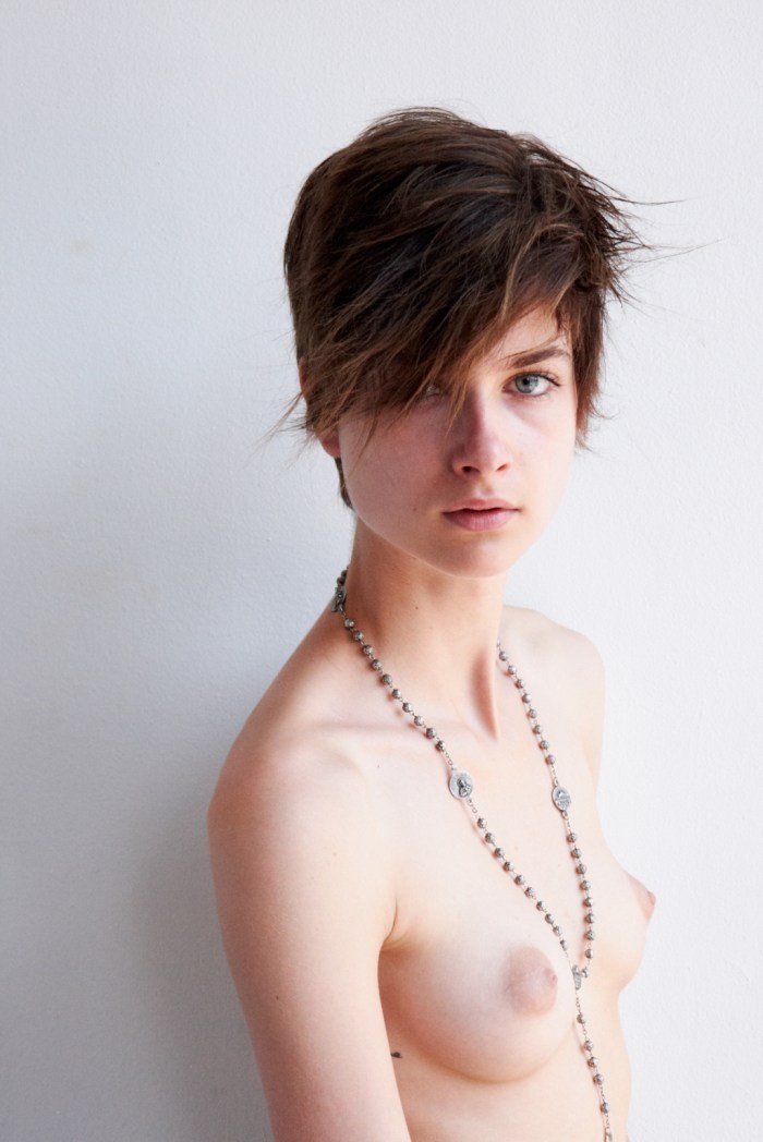 Naked Vanonika Vanoza with a short haircut