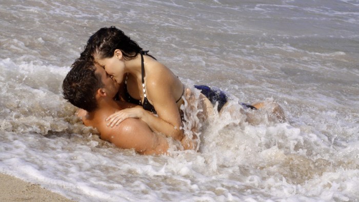 A kiss on the seashore