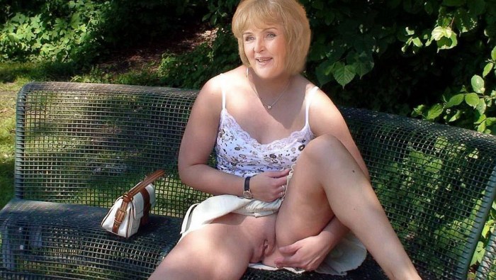 Mature in a skirt and without panties