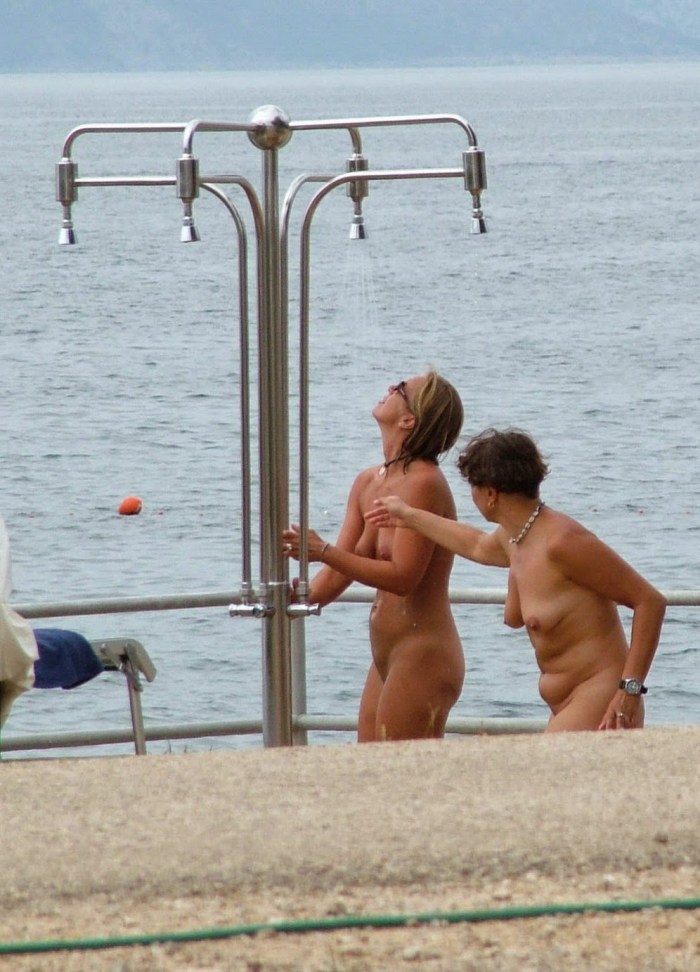 Spied naked butt on the beach