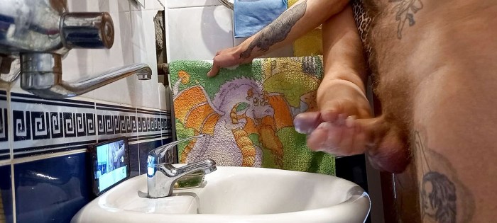 Ryan Keely - Ryan Uses The Washing Machine
