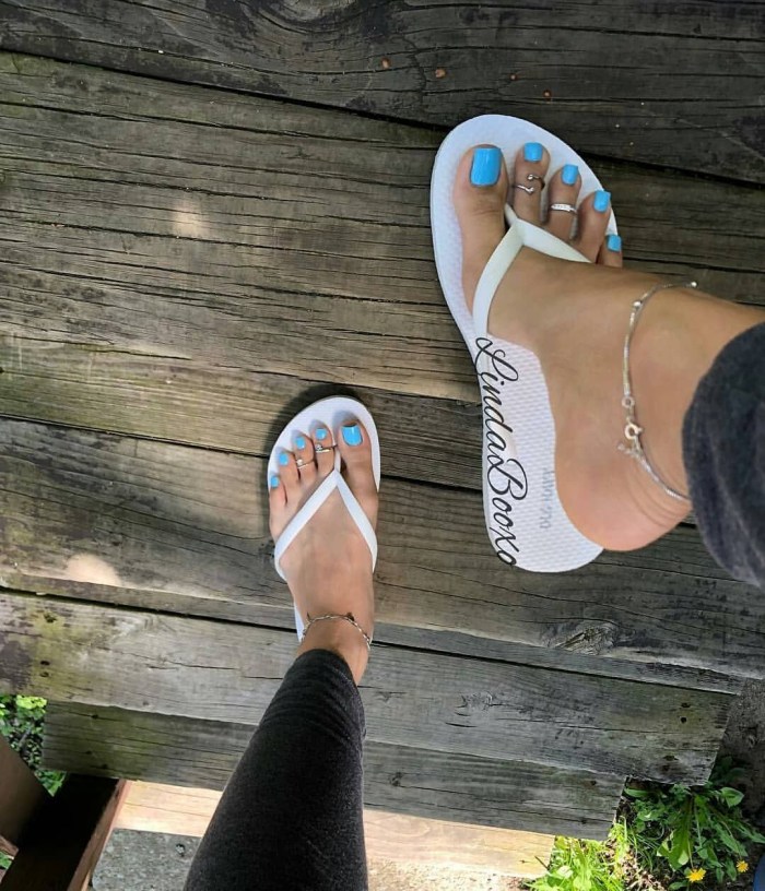 Regina Todorenko toes