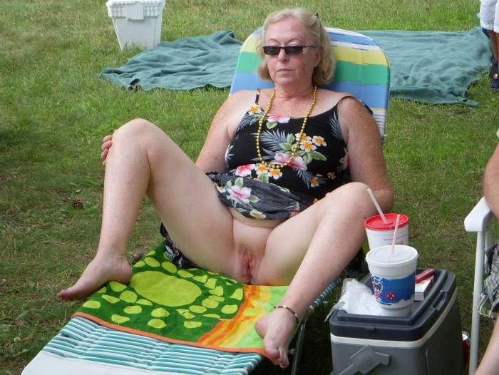 Upskirt Mature Mom spread legs