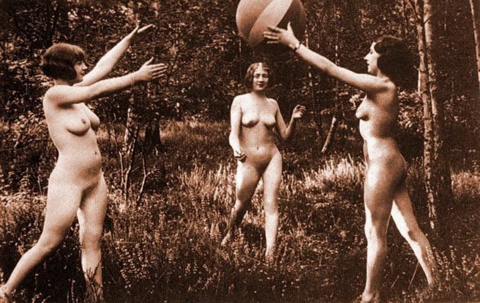 Retro naked girls in nature