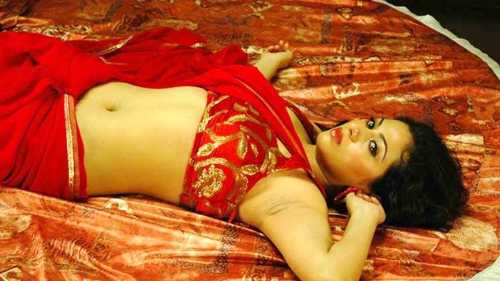 Sexy Indian bhabhi undress a girl