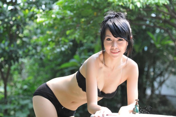 Naked Chinese women