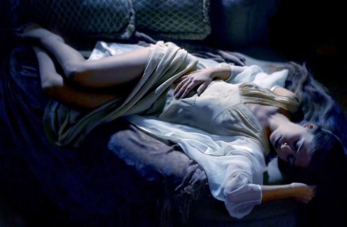 Naked woman to sleep with a dark room
