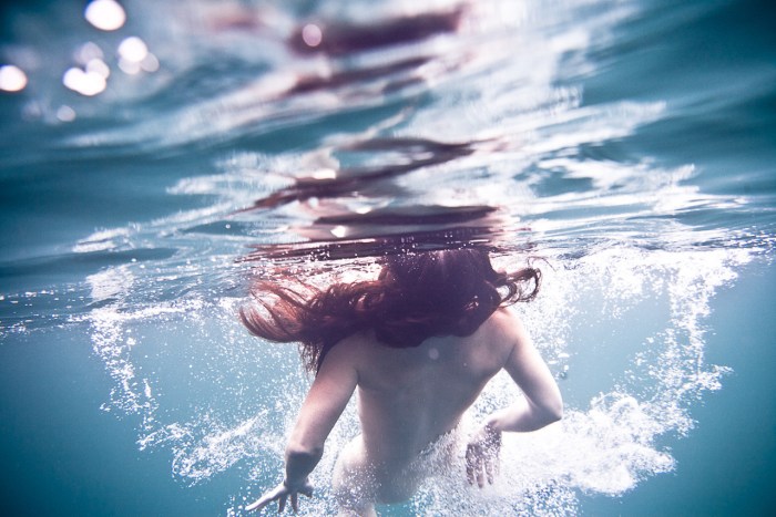 Dive into the water of the girl