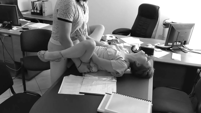 Cunnilingus in the office hidden camera