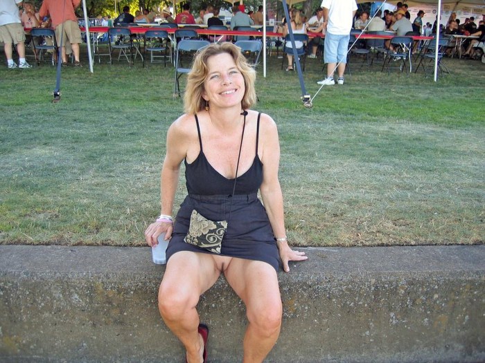 The girl leaned in a skirt without panties