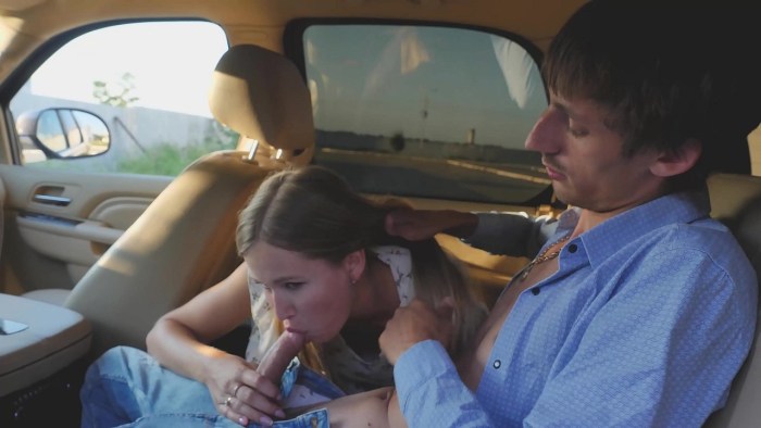The girl sucks in the car