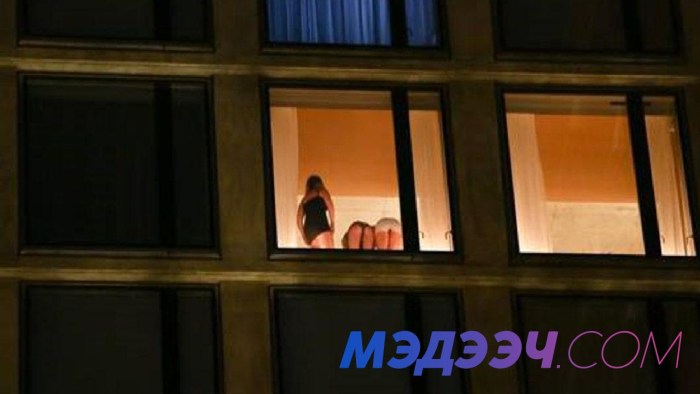 Peeping for the girls