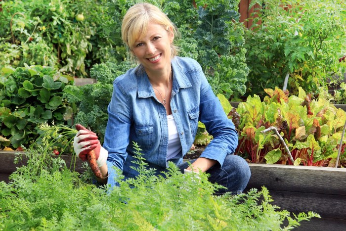 50 -year -old woman in the garden